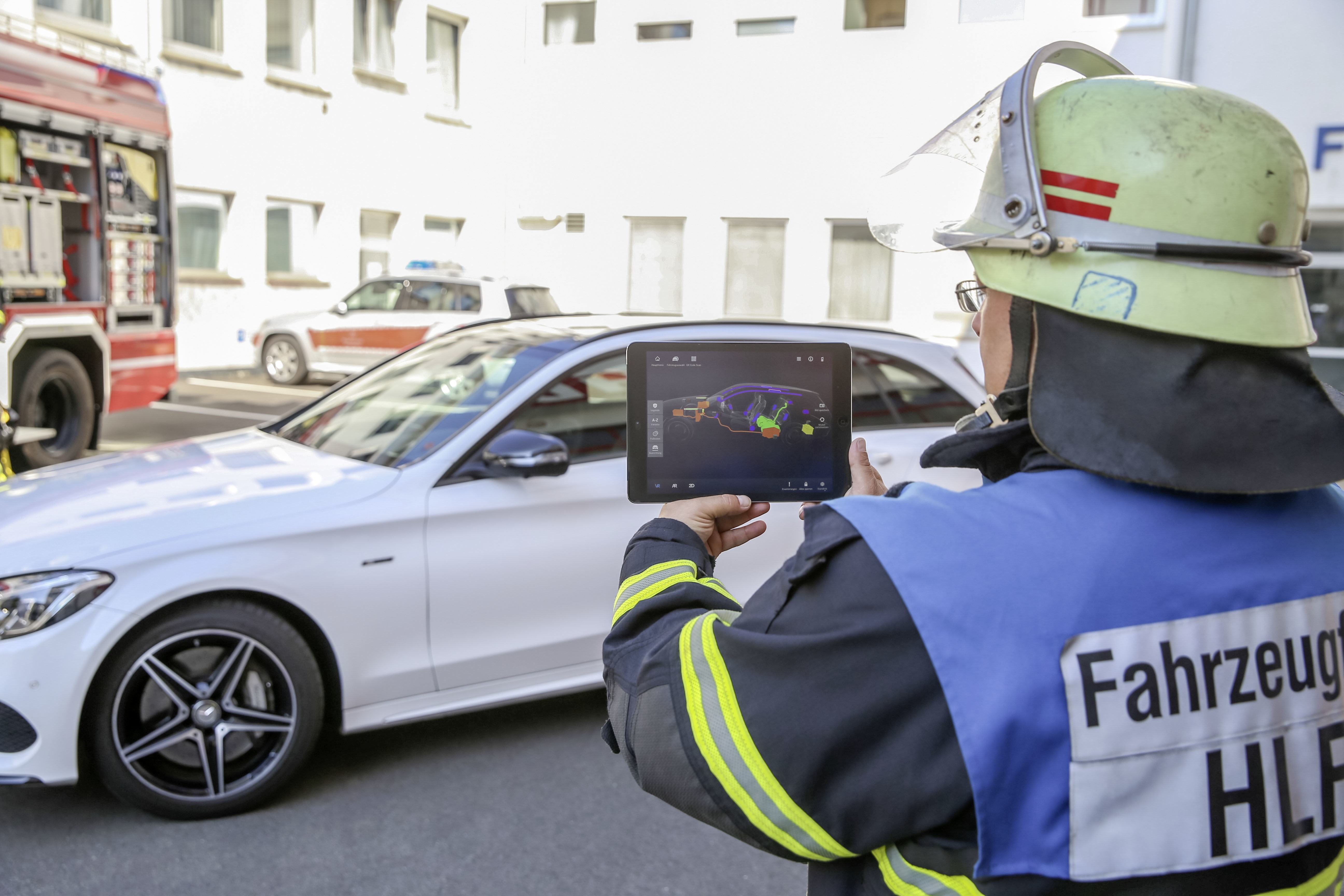 Mercedes-Benz 的救援輔助 App 增加了 AR 功能 。圖片來源：Daimler