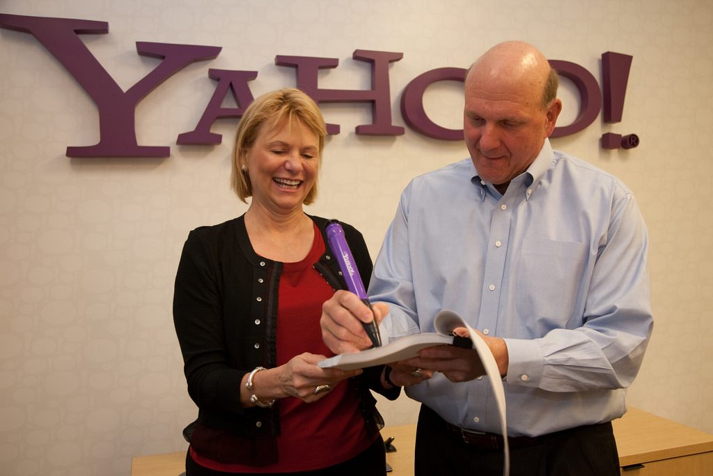 Yahoo 執行長巴爾茲（Carol Bartz，左）與 Microsoft 執行長鮑莫爾（Steve Ballmer，右）正在簽屬合作案。 圖片來源： Yahoo @Flickr , CC Licensed.