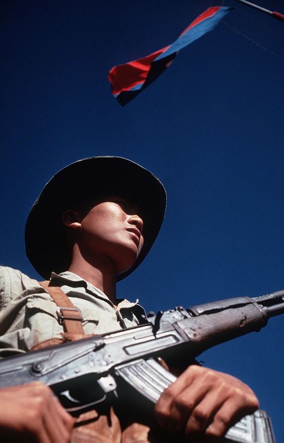 一名手持 AK－47 步槍的越共士兵。 圖片來源：Wikipedia 