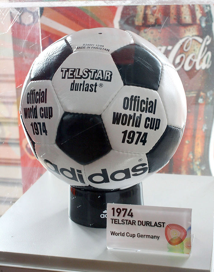 這個黑白五邊形相間的足球款式，最早出現於 1970 年的世界盃。但此圖為 1974 年用球。 圖片來源：Wikipedia