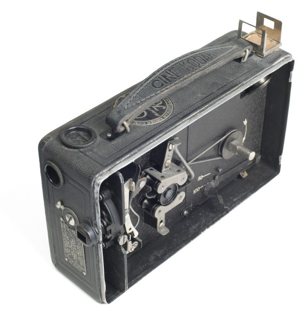 拆開背蓋的 Cine-Kodak 內部構造。 圖片來源：Wikipedia