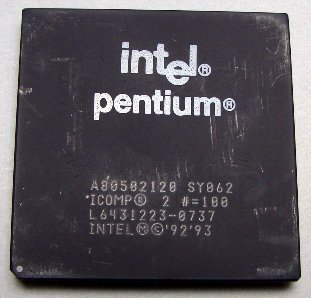 著名的第一代 Intel「Pentium」處理器。上面可以看到 Intel 成立初期的 Logo 樣式。圖片來源：Wikipedia