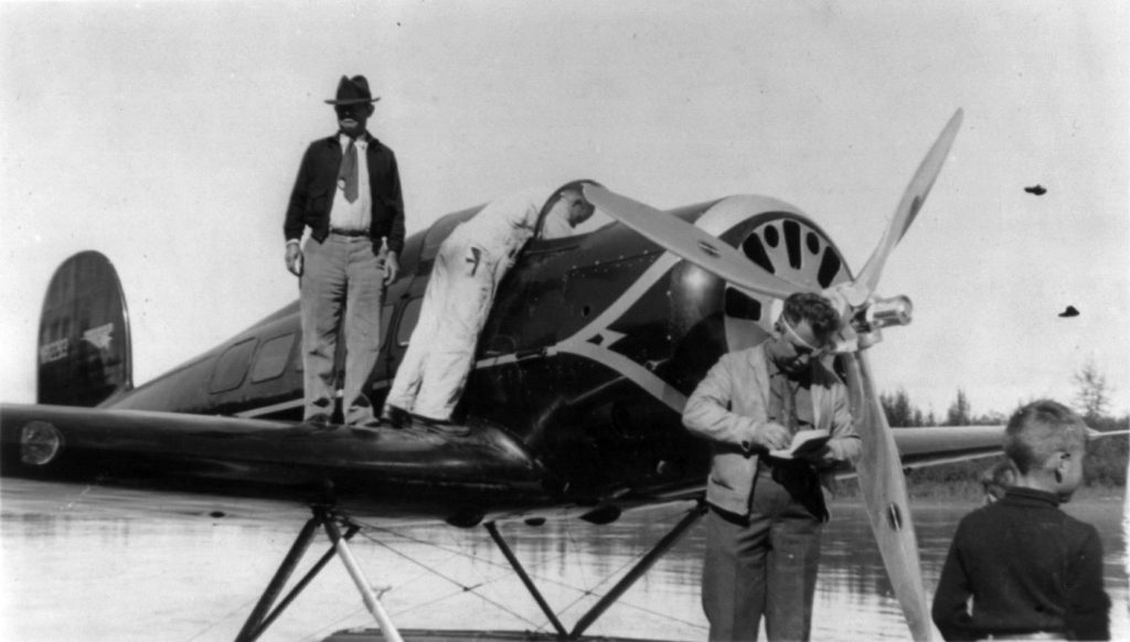 波斯特與小說家羅傑斯，拍攝於他們 1935 年的跨北極飛行之前。 圖片來源：Wikipedia