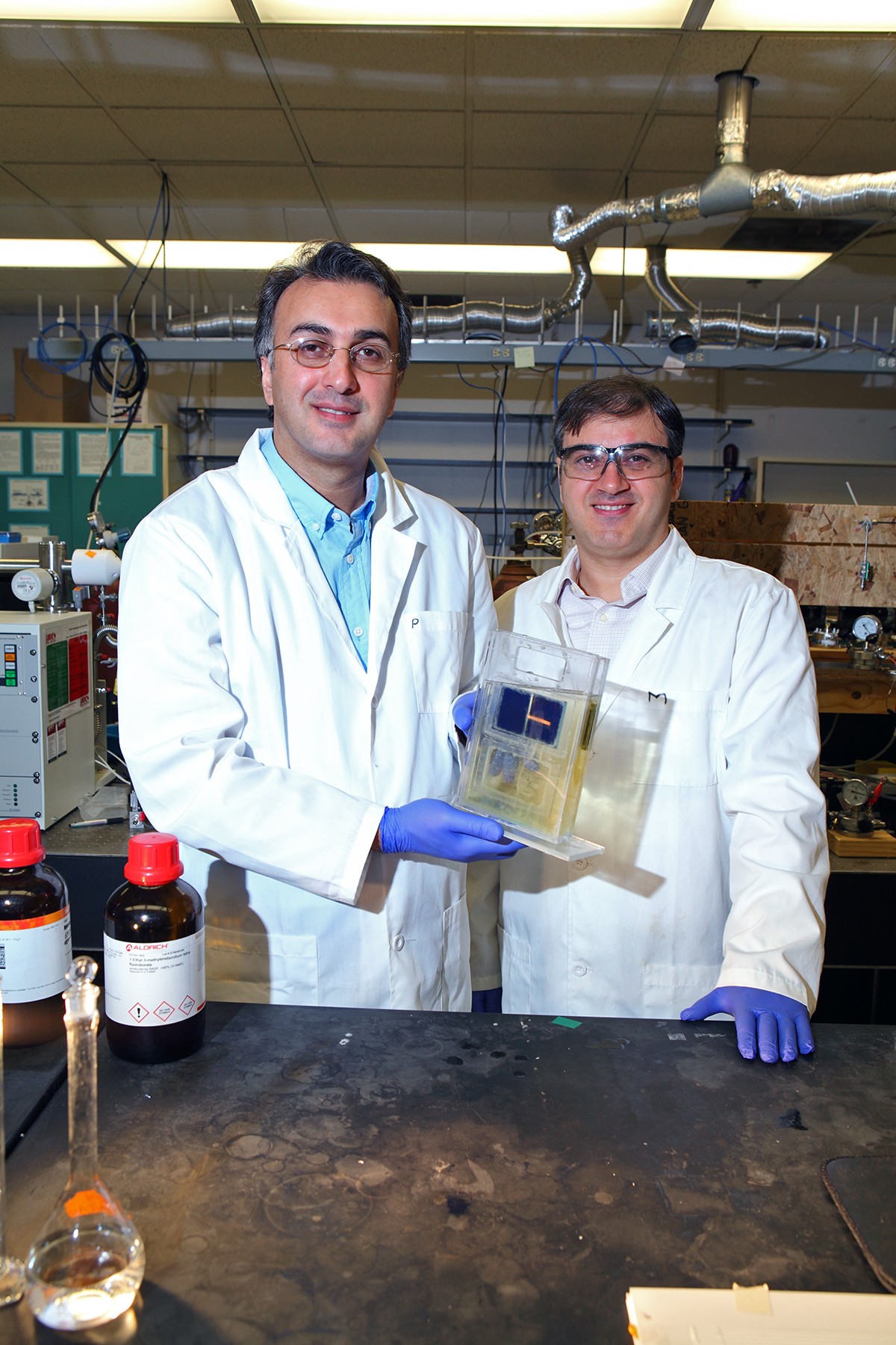 UIC 助教 Amin Salehi-Khojin （左）和博士後研究員 Mohammad Asadi 與他們的新創太陽能電池合影。圖片來源：University of Illinois