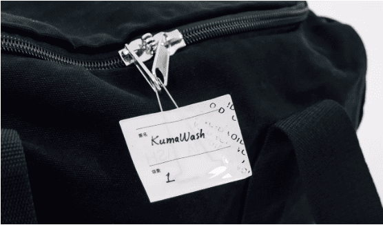 衣物離開客戶家時會貼上防拆貼紙，送至洗衣廠後則全程錄影（圖片截自 KumaWash）