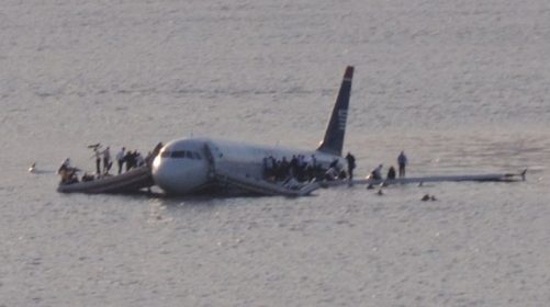 《薩利機長：哈德遜奇蹟》改編自 2009 年全美航空1549 號班機迫降哈德遜河事件。圖片來源：Wikipedia