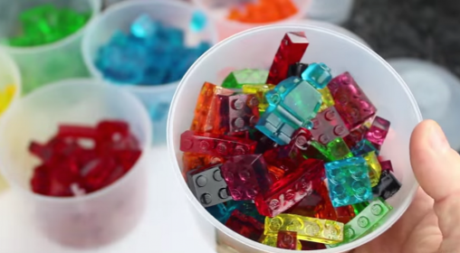 封面圖片來源：How To Make LEGO Gummy Candy! 影片截圖
