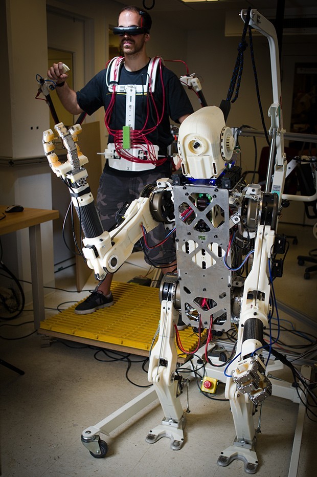 Люди станут роботами. Робототехника. Роботы. Робот в человеческий рост. Роботы и робототехника.