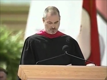 Steve Jobs 在 史丹佛大學畢業典禮發表演說，2005。 圖片來源： Youtube
