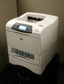 HP LaserJet 4200 型印表機。圖片來源：Combuchan @en.wikipedia , CC 2.5